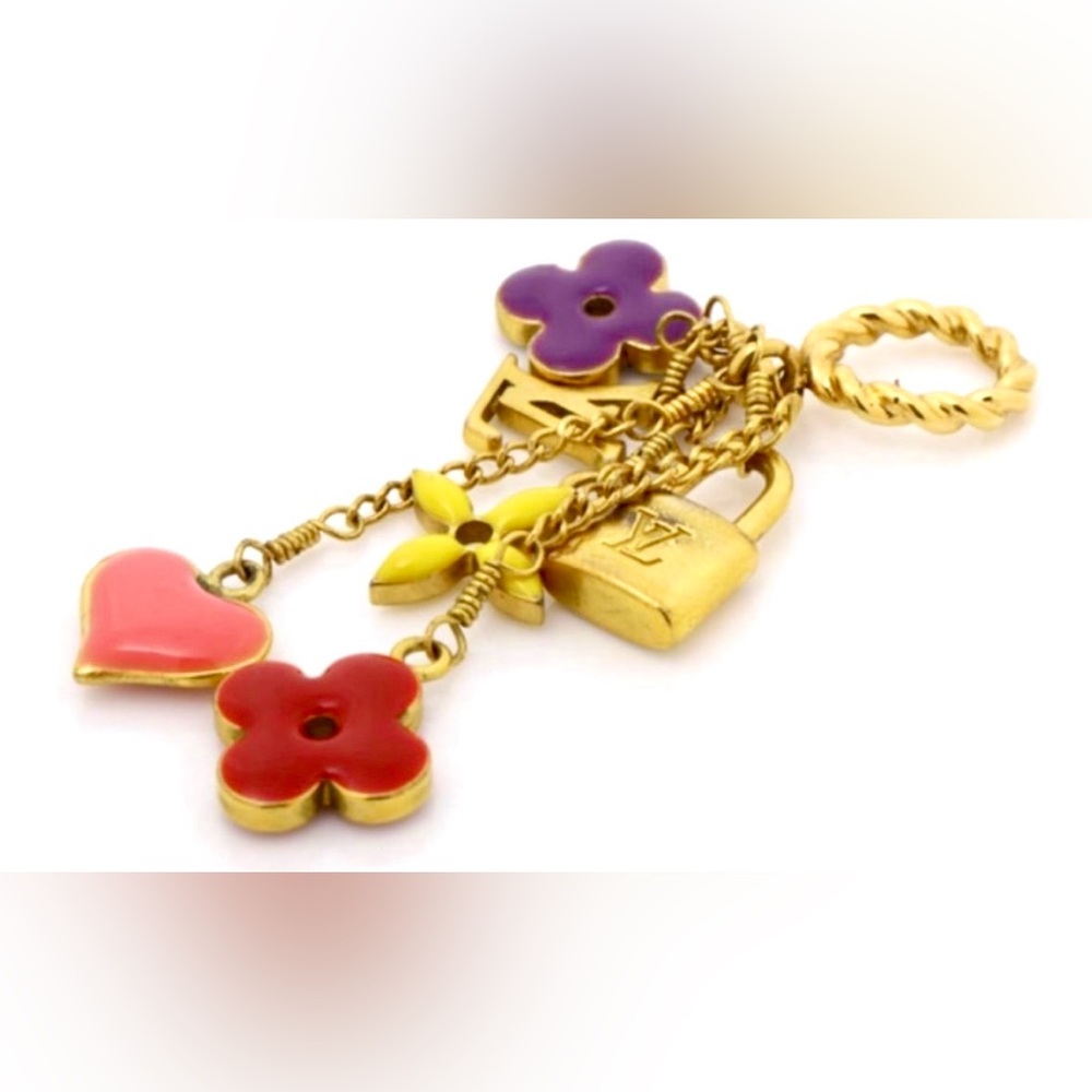 Louis Vuitton M65391
Pandantif Sweet Monogram bag charm
Like new condition - Picture 3 of 5